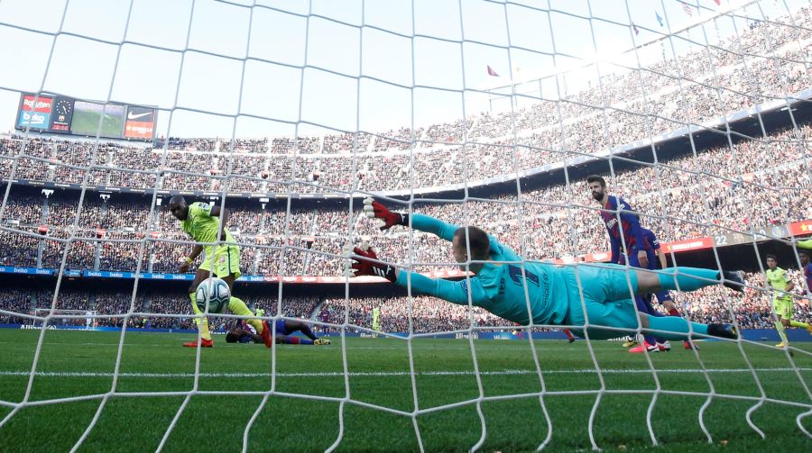 Barca sneak past Getafe to keep pressure on Real